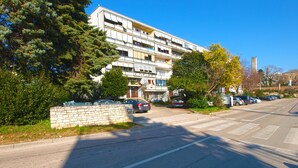 A multi-story residential building with a flat roof and balconies. - Apartment 1995/28135 (Istria - Pula), 750m from the beach (Pula)