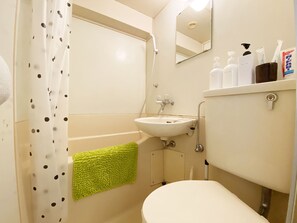 L333 | Bathroom | Combined shower/bathtub, deep-soaking bathtub, hair dryer, slippers - Smart Stay Tokyo L333 (Tokyo)