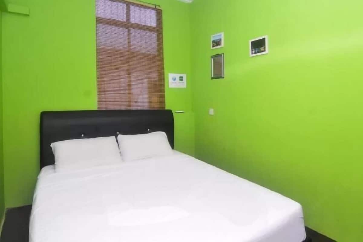 Desk, WiFi (free), bed sheets
