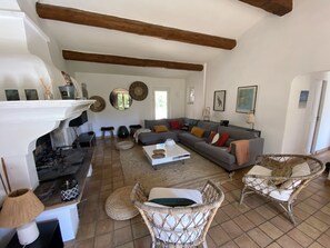 Smart-tv, een open haard, videospelletjes en een tafeltennistafel