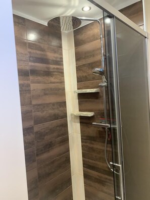Double Room (Rêve) | Bathroom | Shower, hair dryer, towels, toilet paper - La Maison d'Amalaurille (Estancarbon)
