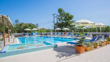 Alberca al aire libre por temporada y sombrillas en la alberca