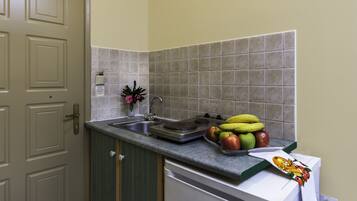 Fridge, stovetop, electric kettle, cookware/dishes/utensils