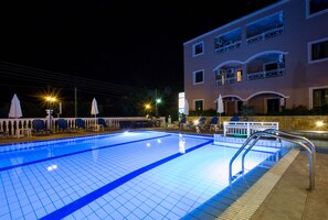 Seasonal outdoor pool, pool umbrellas, sun loungers - Kozanos Hotel & Suites (Zakynthos)