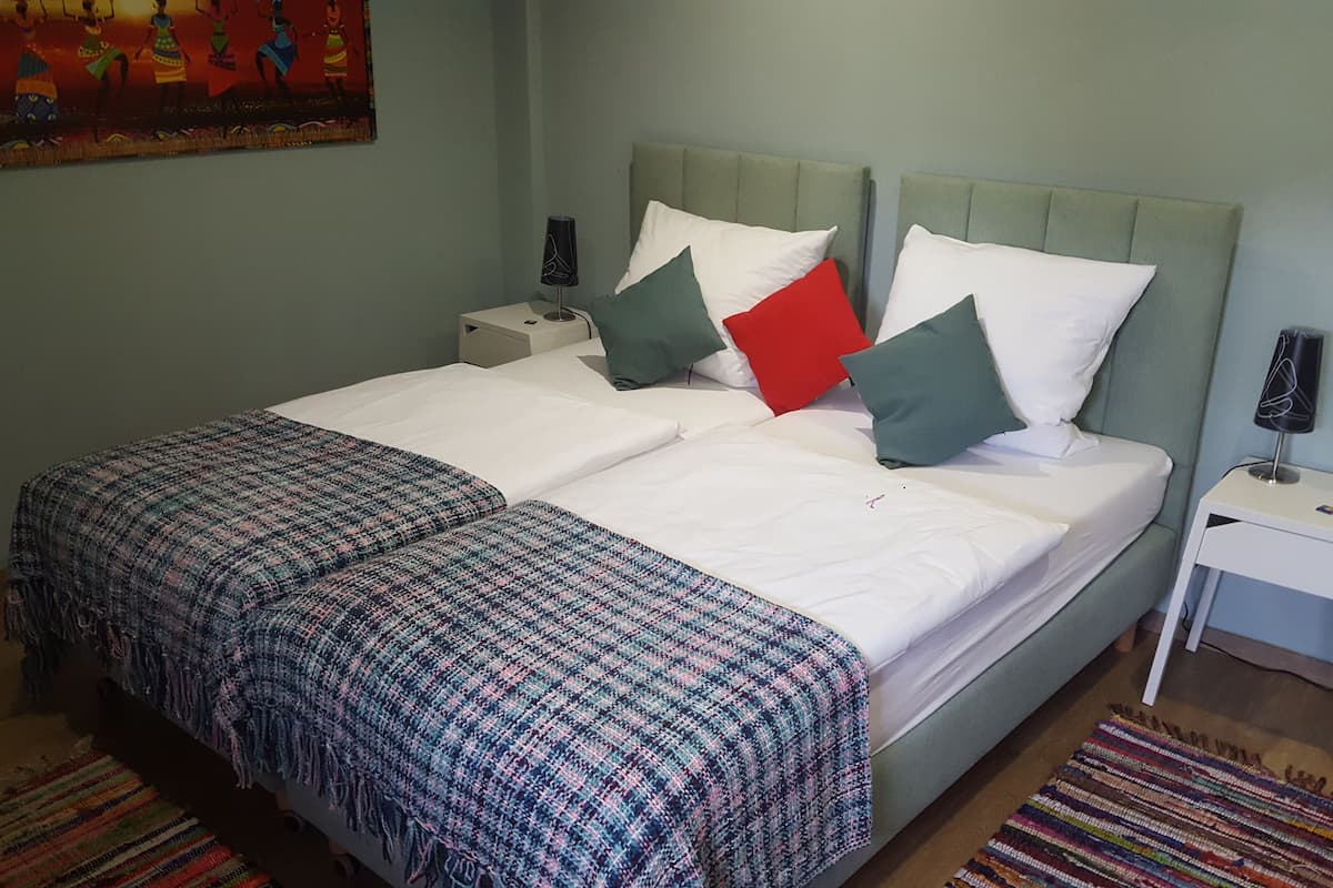 Departamento empresarial, 2 habitaciones, para no fumadores, vista al patio | Escritorio, espacio para trabajar con laptop y cortinas blackout 
