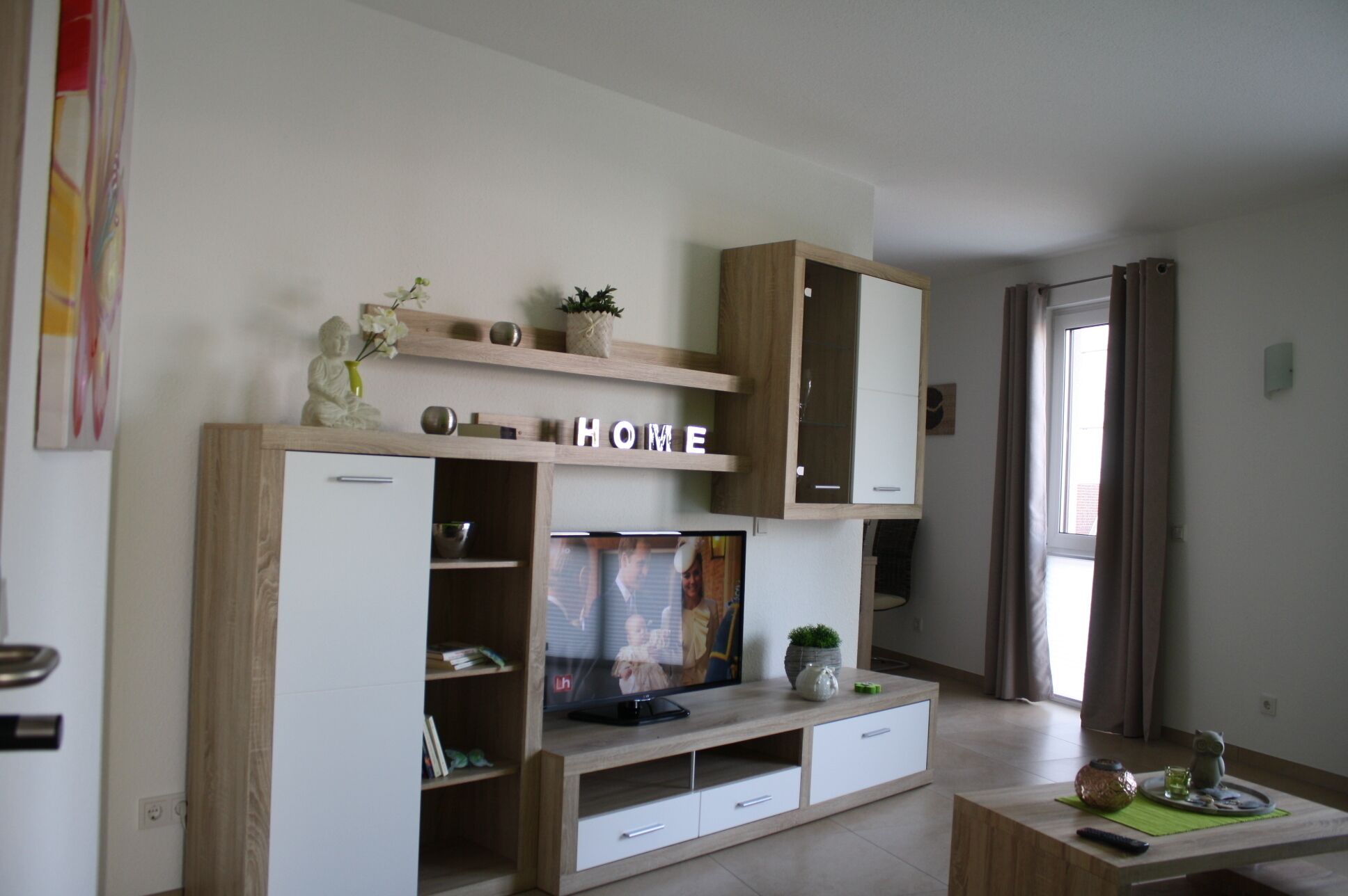 Junior appartement, 1 kingsize bed met slaapbank, niet-roken, en-suite badkamer | Woonruimte | Een 108-cm flatscreentelevisie met satellietzenders en een televisie