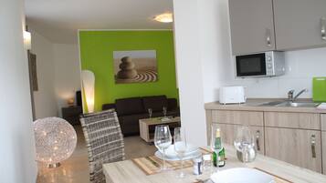 Junior-Apartment, 1 King-Bett und Schlafsofa, Nichtraucher, mit Bad | Essbereich im Zimmer