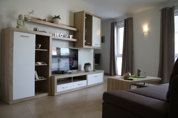 Junior Apartment, 1 Katil Raja (King) dengan Katil Sofa, Non Smoking, Ensuite | Ruang tamu | 108 cm televisyen skrin rata dengan satelit, TV, filem tayangan pertama