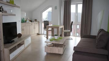 City-Apartment | Wohnbereich | 108-cm-Flachbildfernseher mit Satellitenempfang, Fernseher