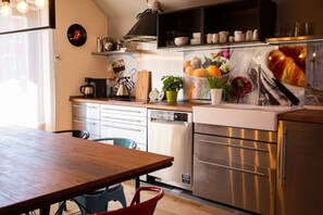 Design Villa (2 floors) | Private kitchen | Full-size fridge, microwave, oven, stovetop - Villa Cantare (Obernburg)