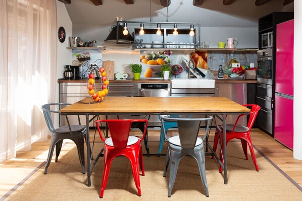 Villa de diseñador (2 floors) | Cocina privada | Refrigerador con congelador, microondas, horno y parrilla de estufa 