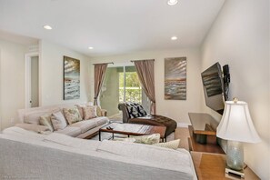 Flat-screen TV, video game console - Aco8064ha - The Encore Club Resort - 8 Bed 7 Baths House (Kissimmee)