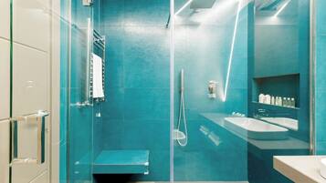 Dusche, Haartrockner, Bidet, Handtücher