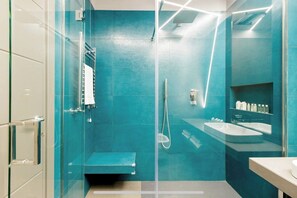 Douche, sèche-cheveux, bidet, serviettes fournies