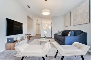 Platt-tv och en tv-spelskonsol