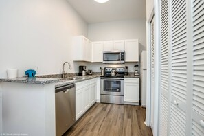 Liesi, astianpesukone, keittoastiat/astiat/ruokailuvälineet