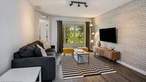 Flat-screen TV, video game console - Aco8054ha - Club Cortile - 3 Bed 2 Baths Apartment (Kissimmee)