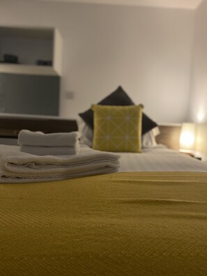 Premium bedding, individually decorated, individually furnished, desk - Ps Apartments (Southampton)