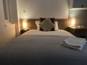 Classic Double Room | Premium bedding, desk, laptop workspace, iron/ironing board - Ps Apartments (Southampton)