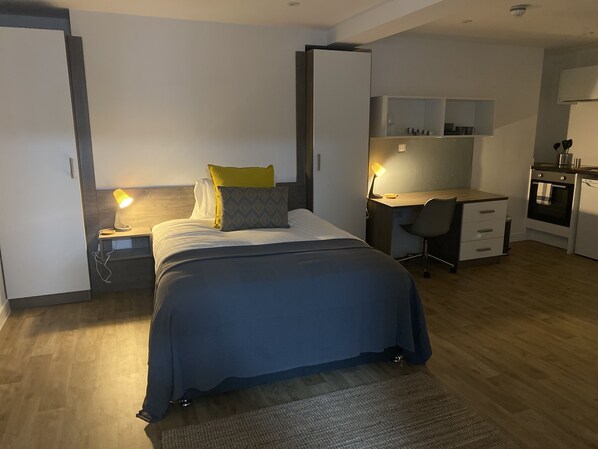Grand Double Room | Premium bedding, desk, laptop workspace, iron/ironing board - Ps Apartments (Southampton)