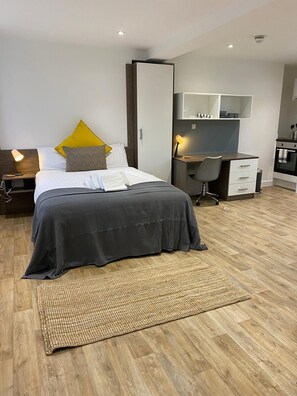 Premium bedding, desk, laptop workspace, iron/ironing board - Ps Apartments (Southampton)