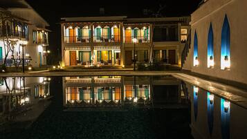 Fachada da propriedade à noite