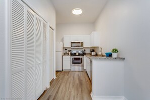 Stovetop, dishwasher, cookware/dishes/utensils