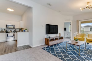 Flat-screen TV, video game console - Aco8055ha - Club Cortile - 3 Bed 2 Baths Apartment (Kissimmee)
