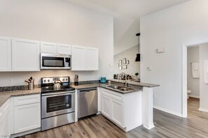 Stovetop, dishwasher, cookware/dishes/utensils