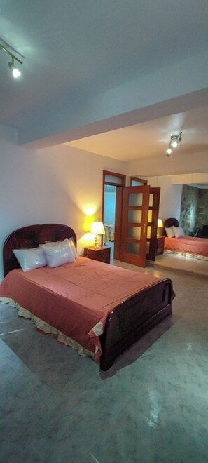 3 habitaciones, tabla de planchar con plancha, cuna de viaje y wifi 