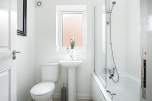 Exclusive House, Private Bathroom, Garden View (KVM - Thorpe House) | Bathroom - KVM - Thorpe House (Peterborough)