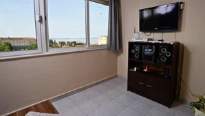 Appartamento, 2 camere da letto | Area soggiorno | TV a schermo piatto