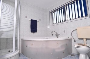 Apartment, 2 Bedrooms | Bathroom | Hair dryer, towels, soap, shampoo