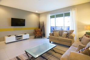 Familien-Stadtwohnung, eigener Pool, zum Garten hin | Wohnzimmer | Flachbildfernseher, Videospielkonsole