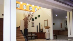Ein modernes Interieur mit Treppe, Sitzgelegenheit und Dekorationselementen.
