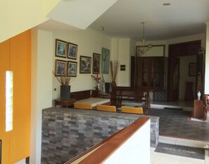 Villa | Desk, free WiFi, bed sheets - GK Gallery Rumah Sewa (Purwokerto)