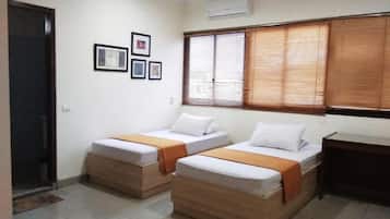 Standard Twin Room | Desk, free WiFi, bed sheets