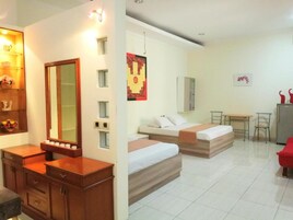 Villa | Desk, free WiFi, bed sheets