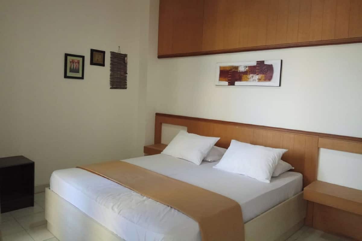 Escritorio, wifi gratis y ropa de cama 