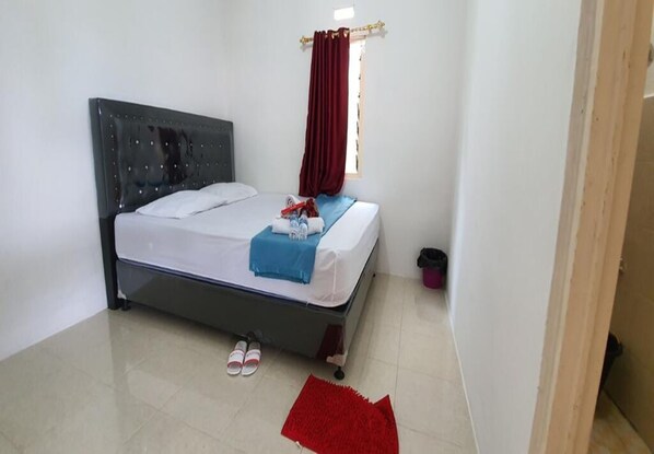 Standard Double Room | Free WiFi, bed sheets - New Fatimah Guest House Syariah (Bukittinggi)