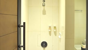 Un baño moderno con cabina de ducha, inodoro y lavabo.