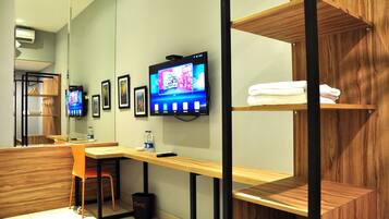 Habitación Deluxe doble | Caja fuerte, escritorio, wifi gratis y ropa de cama