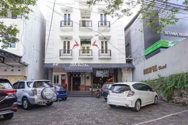 Vista frontal de la propiedad