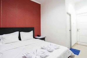 Superior Room | Desk, free WiFi, bed sheets - Heine Hotel (Manado)