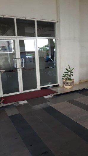 Exterior - Modern Residence 3 by Hendra (Depok)