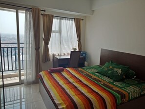 Studio | Een bureau, gratis wifi