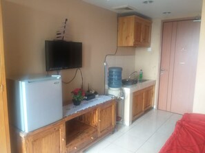 Estudio | Área de sala de estar | Televisión de 24 pulgadas con canales por cable 