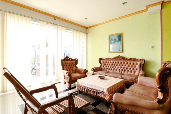 Lobby sitting area - Graha LPP Pramindo Inn (Berbah)