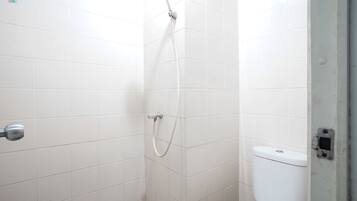 Studio | Bathroom | Shower, rainfall showerhead, free toiletries, towels