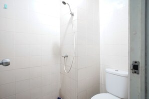 Bathroom - City Park Apartment by Anita (Jakarta)